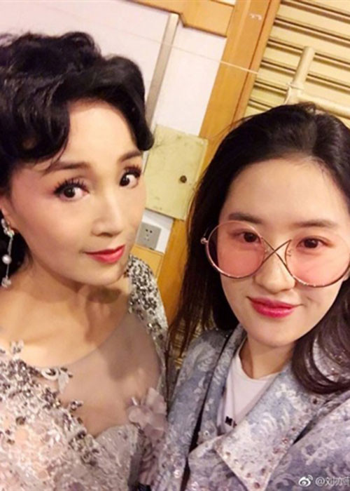Lưu Diệp Phi thừa hưởng sống mũi cao thanh thoát, làn da trắng không tỳ vết, đôi mắt to tròn từ mẹ.