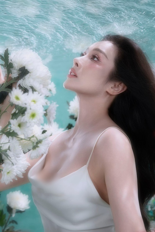 Yaya Trương Nhi - tình cũ Lương Bằng Quang vừa đăng tải bộ ảnh gợi cảm trên trang cá nhân.