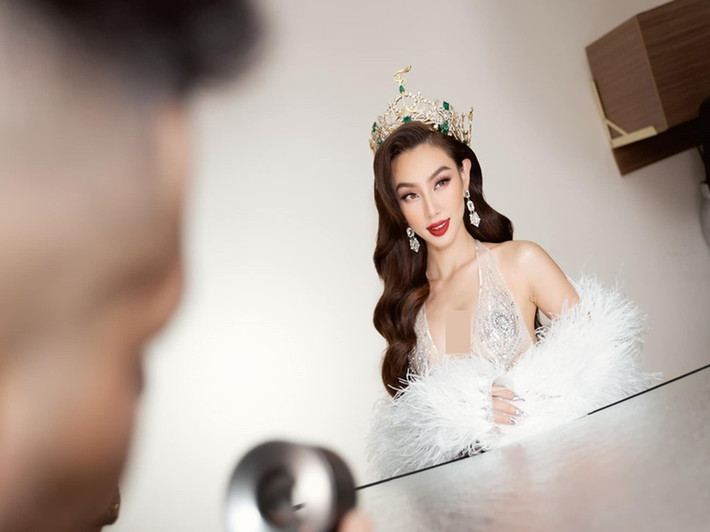 Là người thích công việc, Thùy Tiên không muốn lãng phí ngày nào. Vì vậy, sau khi nổi tiếng, nàng hậu tận dụng hết thời gian để chạy show. Ảnh: FB Thùy Tiên.