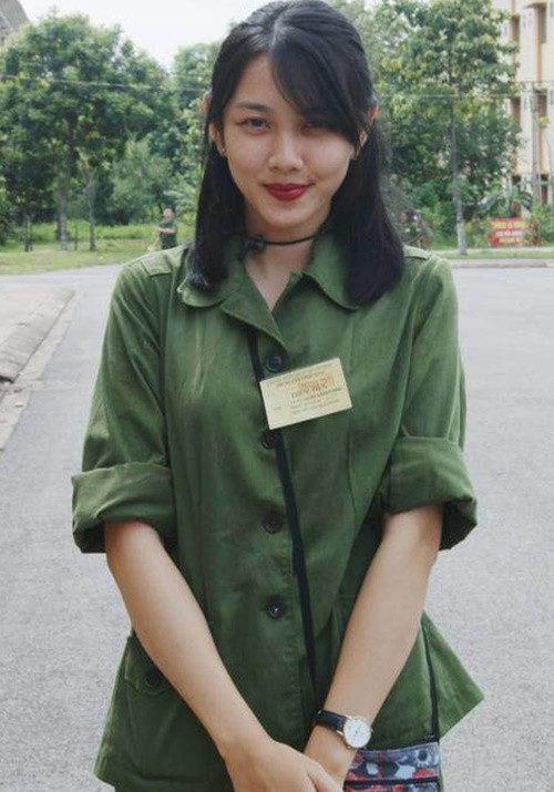Năm 18 tuổi, Thùy Tiên ra ở riêng. Nàng hậu làm nhiều công việc khác nhau để chi trả học phí như lễ tân khách sạn, người mẫu ảnh, trợ giảng trung tâm Anh ngữ. Ảnh: Phụ Nữ Việt Nam.