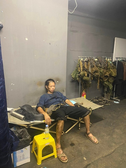 Trên trang cá nhân, Khánh Ly - diễn viên đóng vai Cấm trong Địa đạo: Mặt trời trong bóng tối vừa chia sẻ loạt ảnh hậu trường hài hước của phim. Trong ảnh, Thái Hòa - diễn viên đóng Bảy Theo tranh thủ nghỉ ngơi giữa các cảnh quay. Ảnh: FB Khánh Ly.