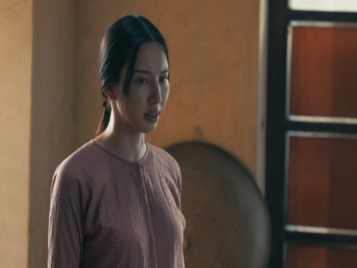 Hồng Đào khen diễn xuất của Thùy Tiên. “Tiên là một người thông minh và luôn có nỗ lực. Tôi bất ngờ vì khả năng nói tiếng Huế của Tiên dù trước đó Tiên nói không được. Nhưng Tiên đã khiến tôi hết lo lắng về điều đó khi chúng tôi trở lại set quay. Ngoài ra, Tiên còn là người không ngại khó, làm gì cũng rất quyết tâm và muốn mang đến điều tốt nhất mà không ngại quay đi quay lại. Nếu đây phim đầu tay của Tiên, tôi nghĩ Tiên có một tiềm năng lớn về diễn xuất", Yan dẫn lời Hồng Đào. Ảnh: Hoa Học Trò.