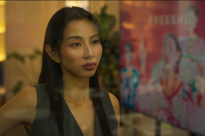 Trong Chốt đơn, Thùy Tiên đóng CEO của công ty livestream. Ảnh: Harper’s Bazaar Vietnam.