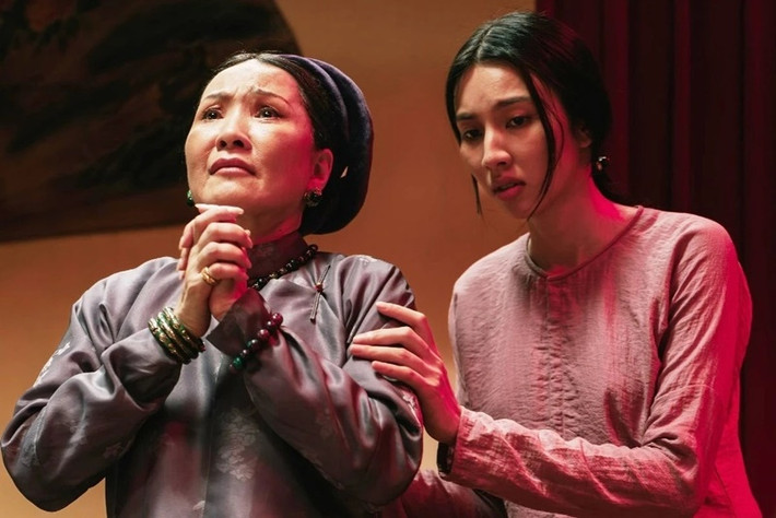 Thùy Tiên vào vai cô hầu Phượng có thân phận bí ẩn, làm việc trong gia tộc Dương Phúc. Ảnh: Znews.