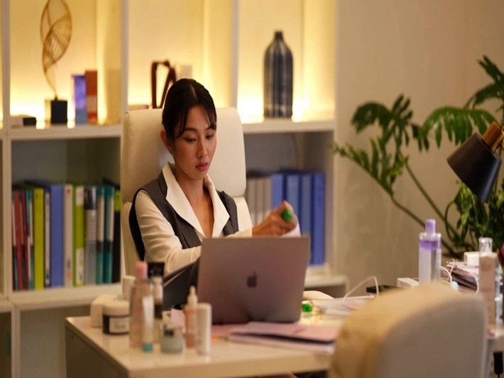 Nguyễn Thúc Thùy Tiên đóng phim Chốt đơn cùng MC Quyền Linh. Ảnh: VOV.