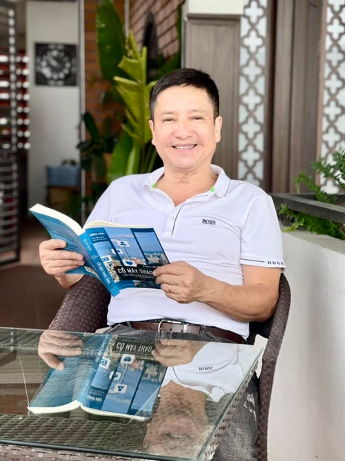 Chí Trung đọc sách mỗi ngày. Nam nghệ sĩ cho rằng sách mang lại nguồn tri thức đáng quý nên hãy đọc thật nhiều sách.