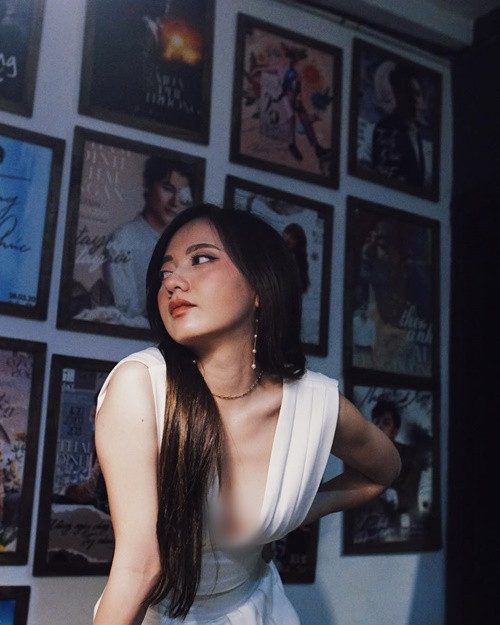 Hình ảnh Xuân Nghi mặc xẻ ngực sâu gây chú ý.