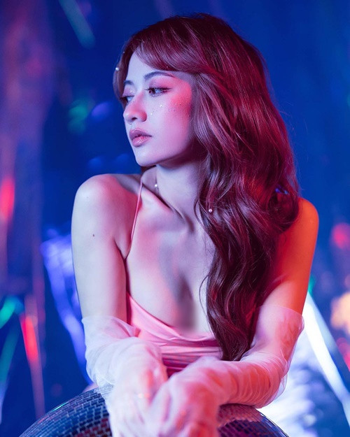 Sang Mỹ định cư, "thần đồng âm nhạc" một thời được nhiều người nhận xét “Tây hóa” trong cách ăn mặc, trang điểm.