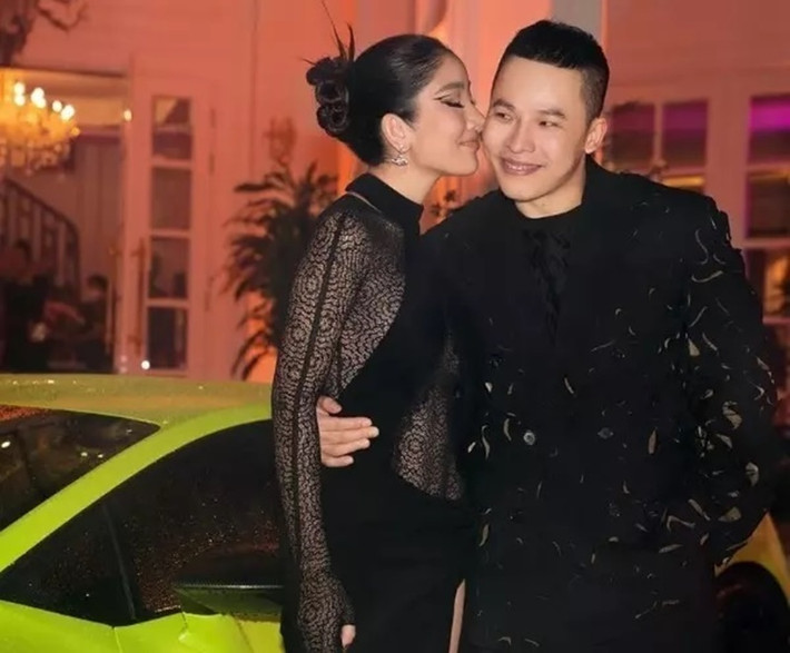 Angela Ploy và Khắc Tiệp không ngại tình tứ trước ống kính máy ảnh. Ảnh: Vietnamnet.