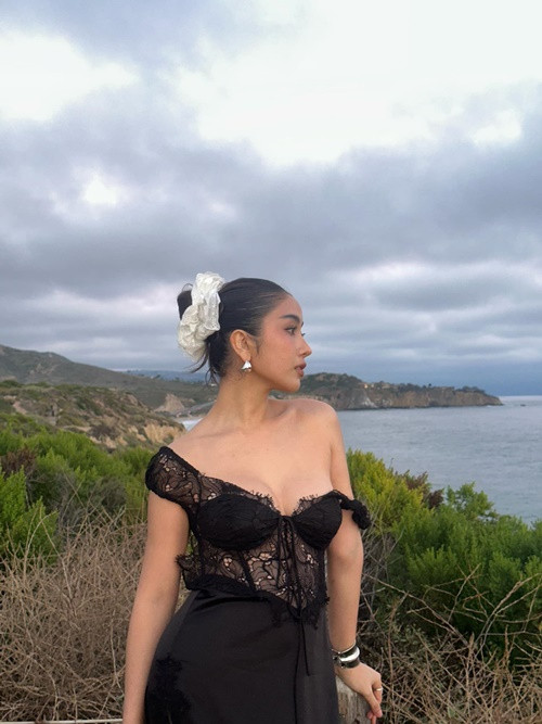 Mỹ nhân chuộng trang phục xuyên thấu, cắt xẻ. Ảnh: Instagram Angela Ploy.