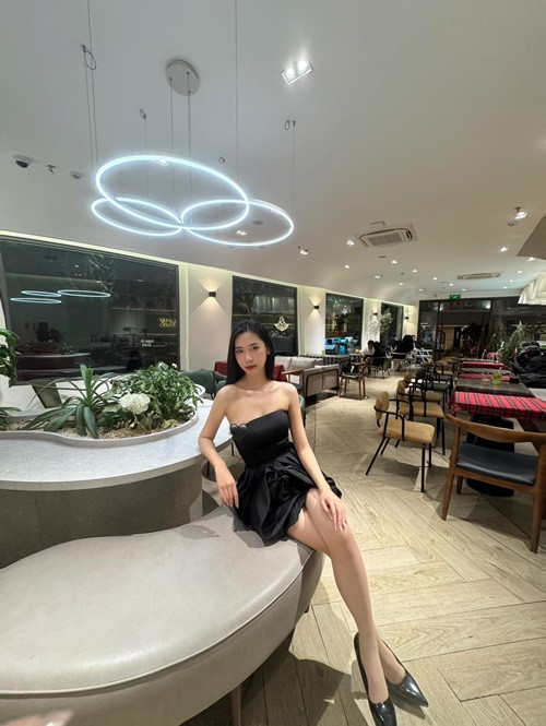 Mỹ nhân Cao Bằng khoe vai trần, đôi chân nuột nà với váy ngắn.