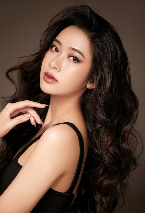 Người đẹp chia sẻ trên Sinh Viên Việt Nam, cô ngưỡng mộ cả ba hoa hậu: Mai Phương Thúy, Nguyễn Cao Kỳ Duyên và Đỗ Mỹ Linh.