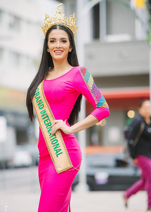 Clara tham gia nhiều talkshow, đến dự các cuộc thi Hoa hậu Hoàn bình tại các quốc gia.