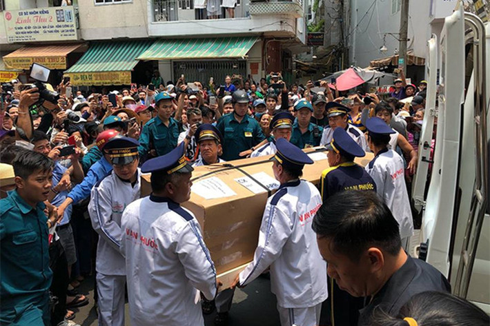 Thi hài của diễn viên Anh Vũ về đến Việt Nam sau khi tang lễ của anh được tổ chức tại Mỹ. Ảnh: Dân Việt