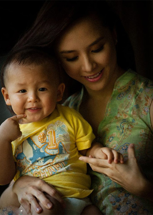 Một trong số những bức ảnh hiếm hoi bé Quốc Anh được Thiên Lý chia sẻ trên trang cá nhân. Ảnh: FBNV
