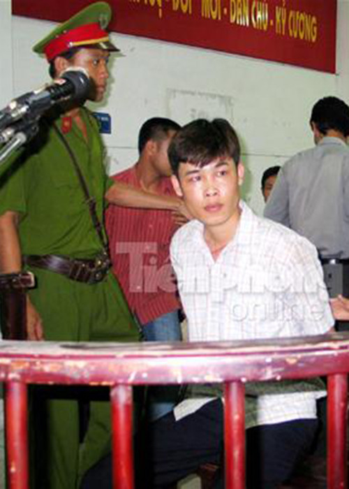 Năm 2007, diễn viên Hiệp Gà bị bắt và chịu án tù 2 năm do tàng trữ ma túy và sử dụng ma túy trái phép. Vì scandal này, anh đã mất một thời gian khá dài để lấy lại hình ảnh. Ảnh: Tiền phong