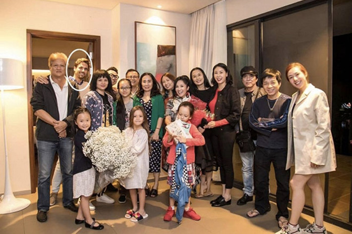 Chàng trai bị đồn là tình mới của Hồng Nhung từng xuất hiện trong tiệc sinh nhật của nữ ca sĩ vào tháng 3 vừa qua.