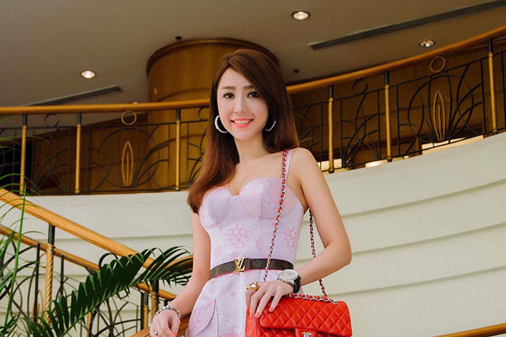 Helen Thanh Đào kể, khi đi tàu điện ngầm, một người đàn ông 50 tuổi tiến đến gần giới thiệu là fan. Sau đó, người này chủ động bắt chuyện, đề nghị được chụp ảnh chung với cô. Tuy nhiên, sau khi khen nữ diễn viên có làn da đẹp, người này đưa tay sàm sỡ vùng ngực của cô.