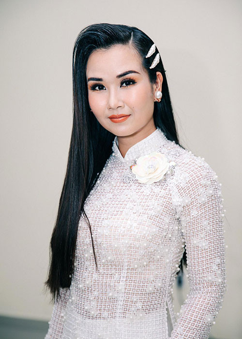 Những mỹ nhân Việt từng đối mặt với yêu râu xanh còn có Võ Hạ Trâm. Nữ ca sĩ kể, khi cô đi một mình ra Quy Nhơn biểu diễn, cô bị bầu show giở trò sàm sỡ ngay tại khách sạn. Tuy nhiên, Võ Hạ Trâm đã chống trả quyết liệt nên bầu show không dám lấn tới.