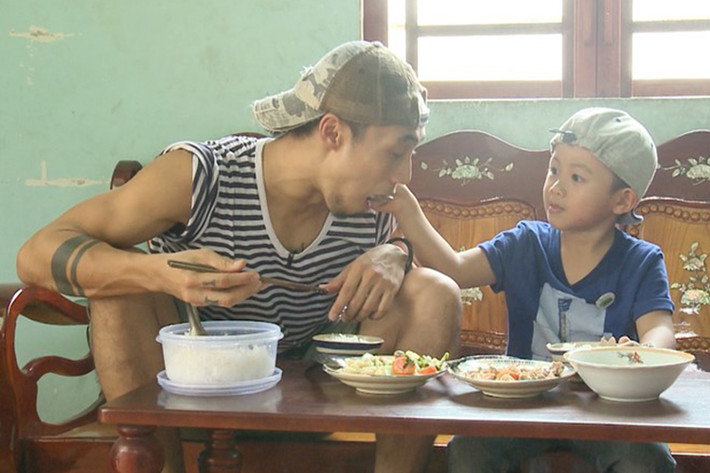 Bé Châu Chấu - con trai ca sĩ Phạm Anh Khoa xuất hiện ở mùa 3 “Bố ơi, mình đi đâu thế?” với hình ảnh nhóc tì ít nói và trầm lắng nhưng lại luôn âm thầm quan tâm đến mọi người, đặc biệt là bé Bell. (Ảnh: BTC)