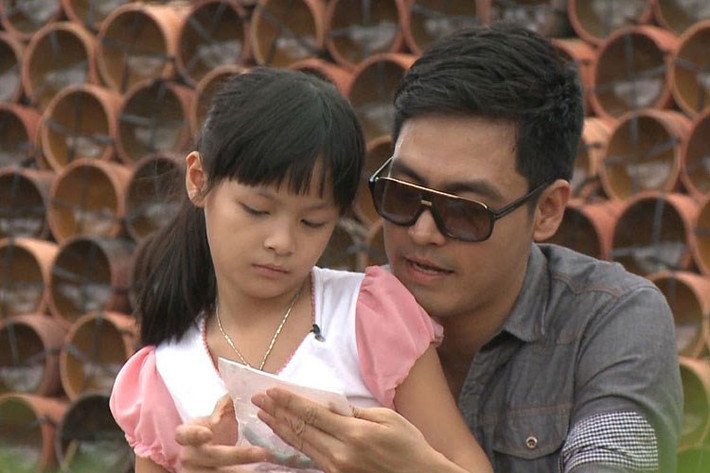 Là chị cả trong “Bố ơi, mình đi đâu thế?” mùa 1, bé Bo tỏ ra khá lạnh lùng và nhút nhát trong những ngày đầu tham gia chương trình. Trải qua hành trình, cô con gái của MC Phan Anh trở thành người chị cả độc lập, biết nhường nhịn và chăm sóc các em. (Ảnh: BTC)