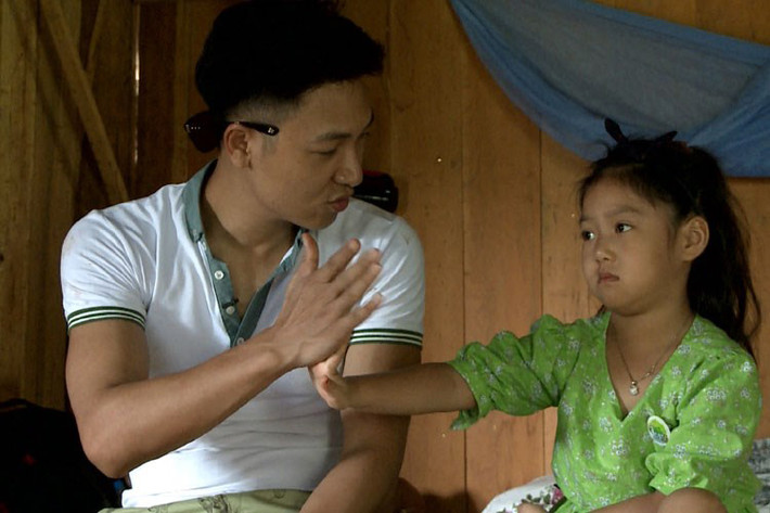 Cùng với Suti, “Bố ơi! Mình đi đâu thế?” mùa 2 còn có sự tham gia của bé Chíp - con gái diễn viên Mạnh Trường. Cô nhóc xinh xắn, dễ thương và có tinh thần đoàn kết tuy nhiên thỉnh thoảng vẫn hay làm nũng bố. (Ảnh: BTC)
