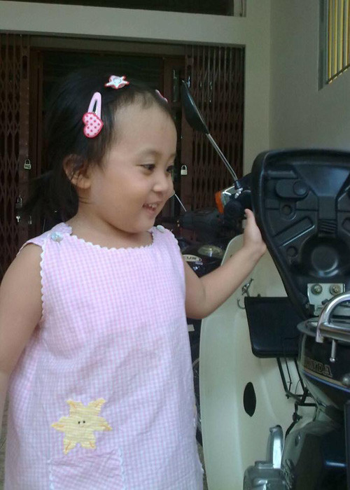Loạt ảnh thời còn nhỏ của bé Gà khiến người hâm mộ của nữ ca sĩ thích thú. (Ảnh: Facebook nhân vật)