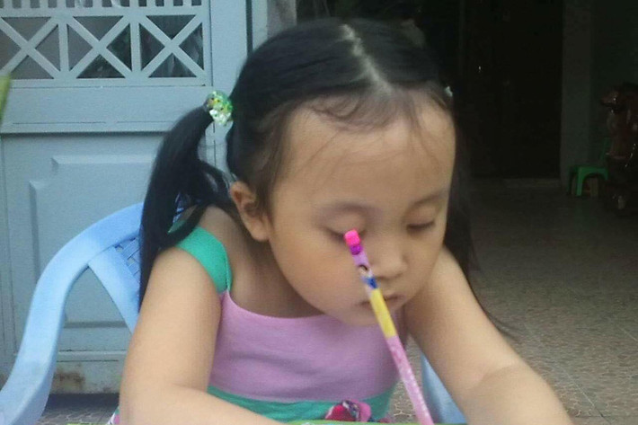 Phương Thanh cho biết, từ bé, con gái đã rất chăm chỉ học hành. Trong ảnh, bé Gà tập viết từ lúc 5 tuổi. (Ảnh: Facebook nhân vật)