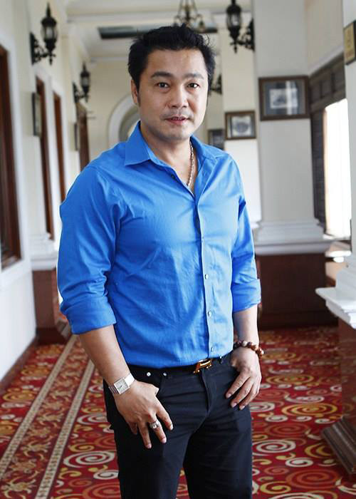 Phong độ, lãng tử, Lý Hùng là mẫu đàn ông nhiều cô gái mơ ước. Tài tử sinh năm 1969 từng vướng tin đồn phim giả tình thật với loạt mỹ nhân như: Diễm Hương, Việt Trinh, Mộng Vân, Lý Thu Thảo, Y Phụng... khi đóng chung các bộ phim mì ăn liền vào những năm 90 của thế kỷ trước. (Ảnh: Đẹp)