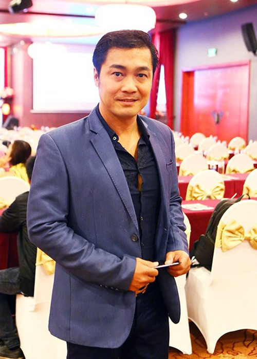 Điển trai, giàu có, tài giỏi và được nhiều cô gái thầm thương trộm nhớ nhưng ở tuổi 48, Lý Hùng vẫn chăn đơn gối chiếc. Nam diễn viên từng chia sẻ, anh cảm thấy cái duyên chưa tới nên dù rất muốn nhưng anh chưa thể lập gia đình. (Ảnh: Dân Việt)
