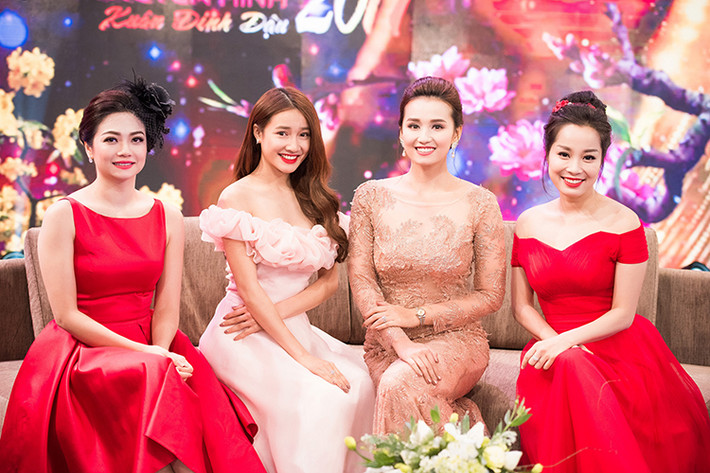 Trong buổi ghi hình đầu tiên của "Gặp gỡ diễn viên truyền hình 2017", Nhã Phương hội ngộ Kiều Anh, Lã Thanh Huyền và Minh Hương (từ trái sang phải).