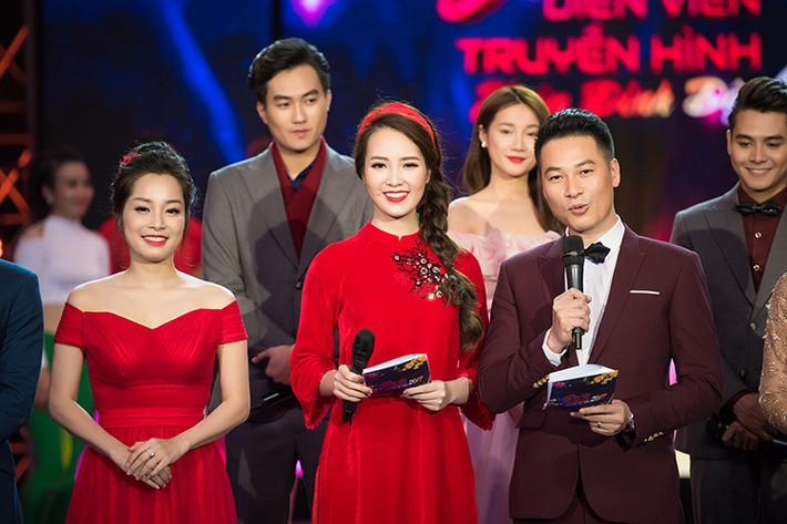 Thụy Vân đã chọn hai mẫu áo dài khi đảm nhận vai trò MC cho chương trình sẽ phát sóng dịp Tết Nguyên Đán 2017.