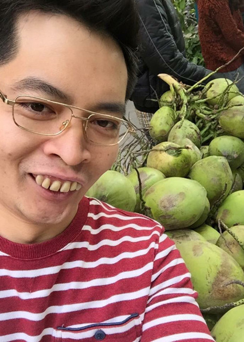 Cũng đang công tác tại Nhà hát Tuổi trẻ, Ngô Quân Anh từng đóng phim “Hai trái tim vàng”, “Chung cư 22+”.... Đáng chú ý, anh gây ấn tượng với vai diễn Mr Vui trong chùm hài kịch “Phát điên vì tiền”. (Ảnh: Vietnamnet)