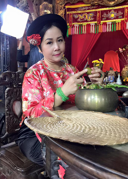 NSƯT Minh Hằng cũng là gương mặt quen thuộc trong các phim hài Tết. Riêng năm nay, chị tham gia 2 bộ phim hài Tết: “Chôn nhời 4” và “Cưới đi kẻo ế” cùng một tiểu phẩm hài “Mất chiếc ví”. (Ảnh: Facebook nhân vật)