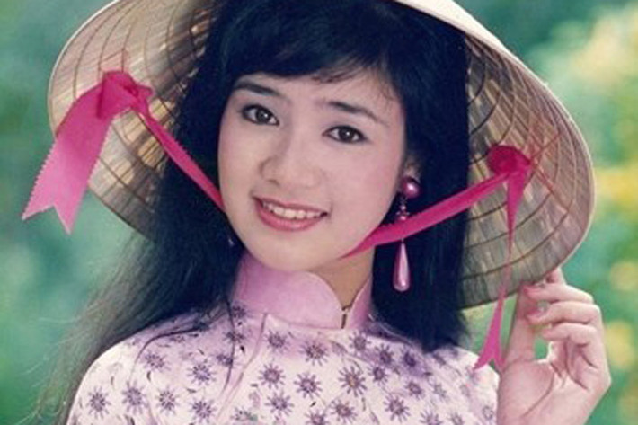 Diễn viên Thu Hà sinh năm 1969. Ở tuổi 17, cô bén duyên với nghệ thuật khi tham gia Đoàn kịch quân khu II. Xuất thân là diễn viên kịch nhưng Thu Hà lại gây chú ý với các vai diễn trên màn ảnh. (Ảnh: Dân Việt)