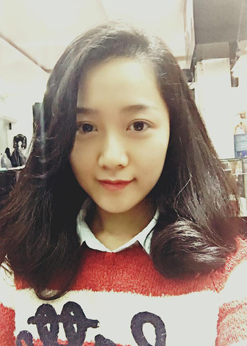 Nữ biên tập viên trẻ tuổi nhất trong “lịch sử” của bản tin Thời sự 19h thường xuyên để mặt mộc khi đi chơi, gặp gỡ bạn bè. (Ảnh: Facebook nhân vật)