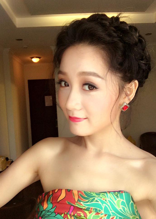 8X thay thế BTV Vân Anh dẫn bản tin Thời sự 19h từng là một hot girl ở Hà thành. (Ảnh: Facebook nhân vật)