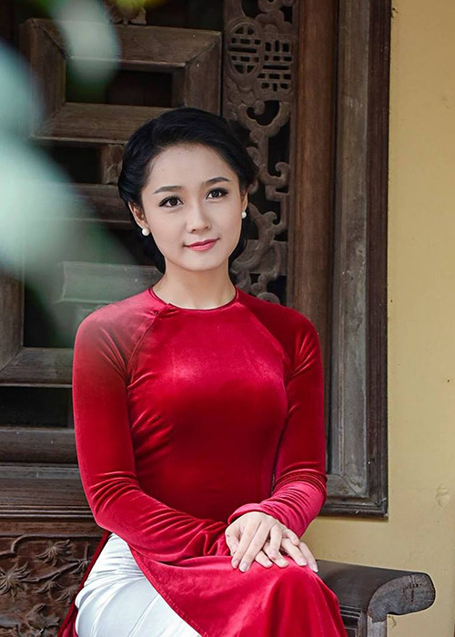 Thu Hà lần đầu dẫn bản tin Thời sự 19h của VTV vào ngày 25/3/2011 và trở thành nữ biên tập viên trẻ tuổi nhất trong “lịch sử” của chương trình này. (Ảnh: Facebook nhân vật)