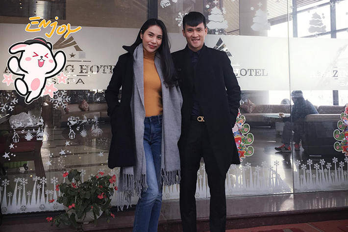 Trên trang cá nhân, trong khi Thủy Tiên bày tỏ cảm xúc thời gian trôi nhanh quá thì Công Vinh dành lời ngọt ngào cho bà xã: “Mãi mãi bên nhau nhé mẹ Gạo”. (Ảnh: Facebook nhân vật)