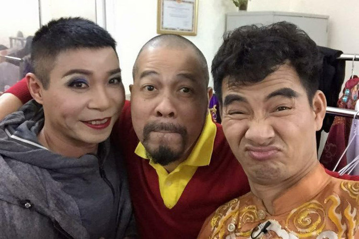 Mới nhất, trong buổi tập luyện cho chương trình Táo quân 2017, nam thiết kế họ Bùi cũng có mặt. Trước đó 2 tháng, anh và đạo diễn Đỗ Thanh Hải đã lên ý tưởng trang phục cho dàn diễn viên tham gia Táo quân năm nay. (Ảnh: Facebook nhân vật)