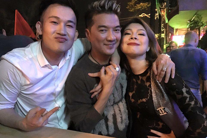 Đây là lần đầu tiên em trai Hoài Linh lên tiếng thừa nhận tình yêu với Mr Đàm. Trước đó, Đàm Vĩnh Hưng và Dương Triệu Vũ đã có những cử chỉ như đang yêu nhau: hôn má, mặc đồ đôi, đút đồ ăn cho nhau... (Ảnh: Facebook Đàm Vĩnh Hưng)