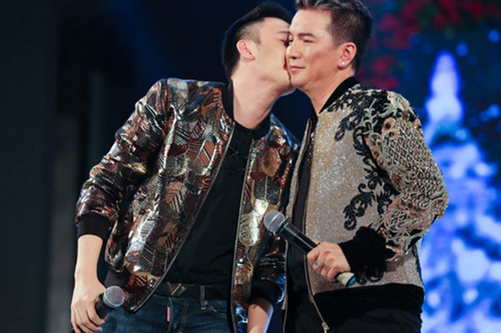 Vào giữa tháng 12/2016, Dương Triệu Vũ song ca cùng Đàm Vĩnh Hưng trong liveshow của “đàn anh” mang tên “Lời tình mùa đông”. Sau khi gửi lời tri ân đến Mr Đàm, Dương Triệu Vũ hôn má người anh thân thiết trước khán giả để bày tỏ tình cảm. (Ảnh: Dân Việt)
