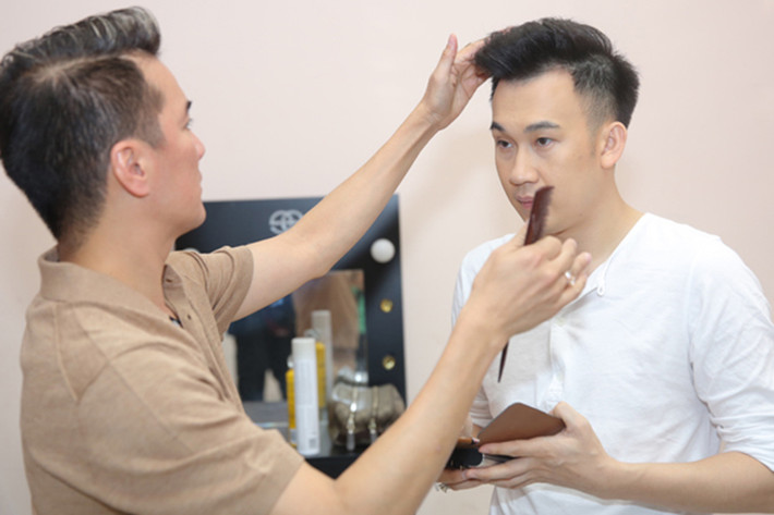 Bỏ mặc nghi vấn tình cảm trên mức anh em cũng như trên mức “thầy trò”, Đàm Vĩnh Hưng vẫn luôn sát cánh cùng Dương Triệu Vũ. Trong ảnh, “ông hoàng nhạc Việt” tự tay làm tóc cho em trai danh hài Hoài Linh. (Ảnh: Dân Việt)