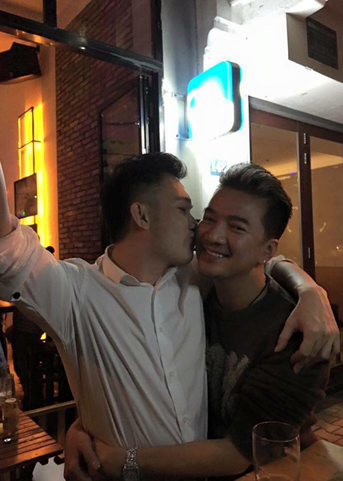 Còn nhớ, vào ngày sinh nhật năm nay của Dương Triệu Vũ (ngày 1/1), Đàm Vĩnh Hưng tiết lộ từ năm 2002, anh đã nhiều lần mừng sinh nhật cùng Dương Triệu Vũ đồng thời chia sẻ loạt ảnh vô cùng thân thiết giữa cả hai. (Ảnh: Facebook Đàm Vĩnh Hưng)