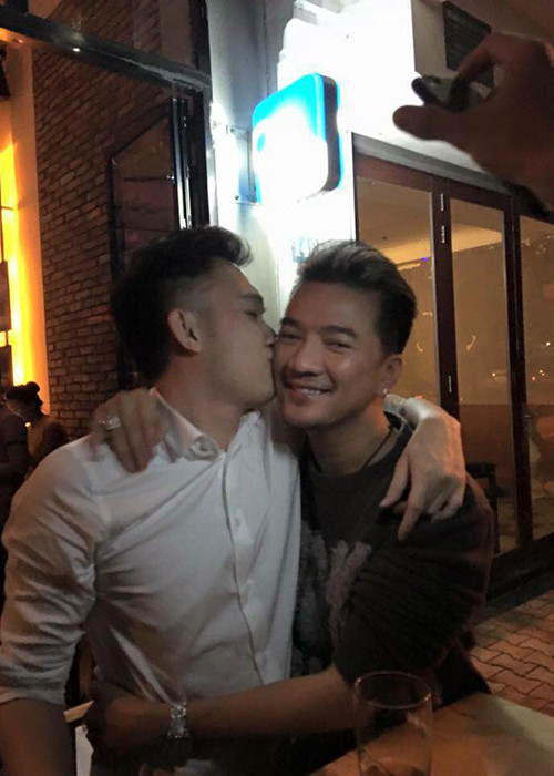 Một trong những khoảnh khắc gây chú ý nhất giữa Dương Triệu Vũ và Đàm Vĩnh Hưng được chia sẻ là bức ảnh em trai Hoài Linh dành nụ hôn má cho “ông hoàng nhạc Việt”. (Ảnh: Facebook Đàm Vĩnh Hưng)