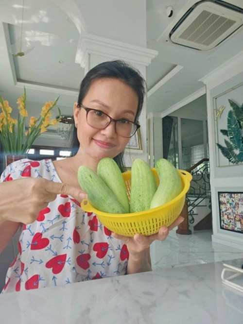 Nữ ca sĩ từng chia sẻ, cô luôn thích mặc quần jeans, áo thun đi chợ mua đồ cho con, mua đồ về nấu ăn cho gia đình, tối tối vẫn thích cùng ông xã đi ăn quán cóc hay cùng bạn bè ăn ốc bụi. Ảnh: FB Cẩm Ly.