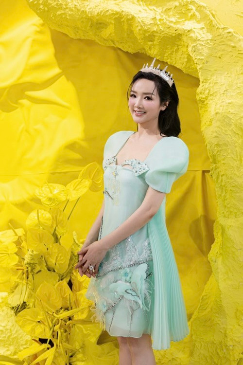 Diện các mẫu váy tông màu rực rỡ, thướt tha, Giáng My trẻ đẹp như thiếu nữ đôi mươi. Ảnh: FB Giáng My.