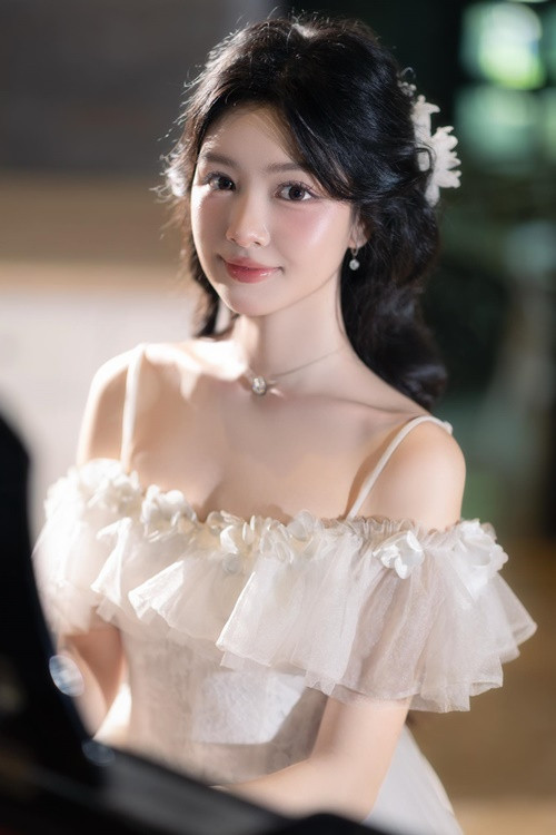 Lọ Lem thực hiện nhiều bộ ảnh nghệ thuật ghi lại vẻ đẹp tuổi đôi mươi. Ảnh: FB Lọ Lem.