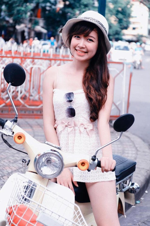 Diễn viên Kim Oanh sinh năm 1993, làm người mẫu trước khi đóng các phim truyền hình: Thương ngày nắng về, Những cô gái trong thành phố, Mê cung, Những nhân viên gương mẫu, Tình khúc Bạch Dương, Lửa ấm, Dưới bóng cây hạnh phúc.