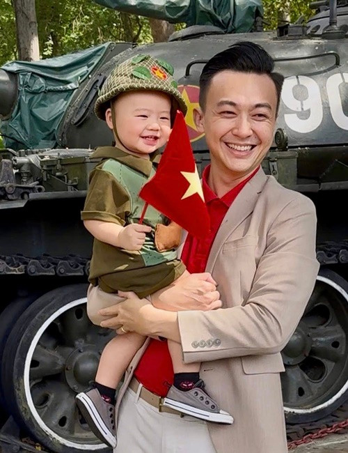 Hoa hậu Ngân Anh và MC Phan Tô Ny cho con trai Tino diện trang phục theo phong cách quân phục.